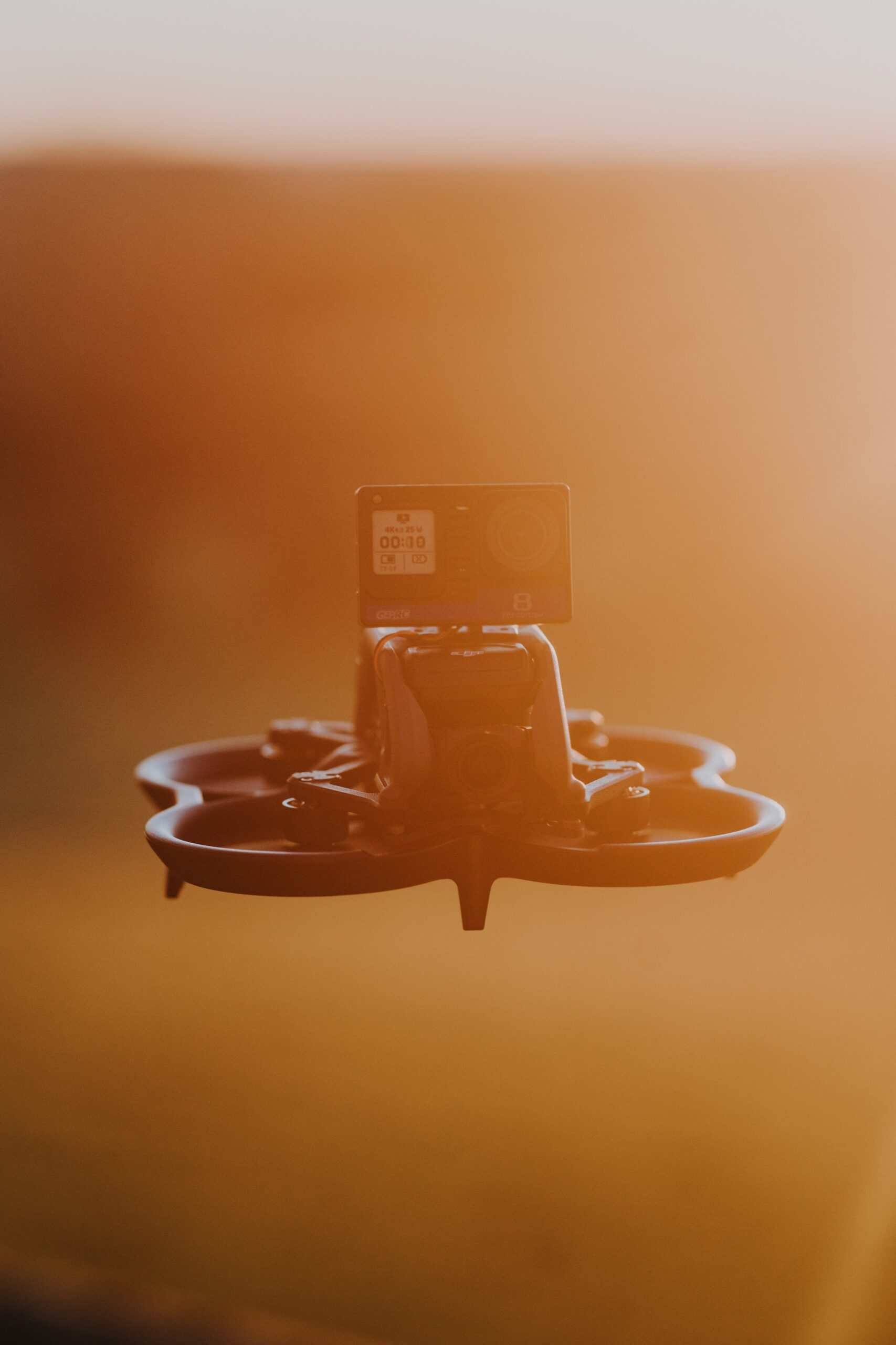 DJI Avata Vuelo FPV inmersivo seguro y fácil, con control intuitivo de movimientos.