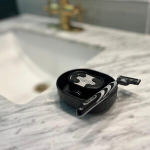 Limpiador de maquinillas de afeitar Razor Rinser junto al lavabo