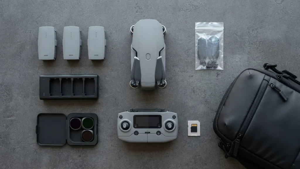 Accesorios DJI Mini 5 Pro sobre la mesa: baterías, hub de carga, filtros ND, mando y bolsa