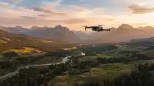 Dron de largo alcance volando sobre un valle con montañas al atardecer