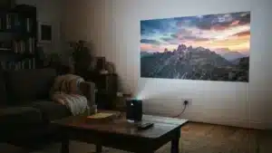 Mini proyector portátil sobre una mesa proyectando una imagen grande en la pared de un salón a oscuras